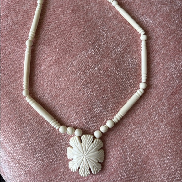 Jewelry - White Flower Bead Necklace